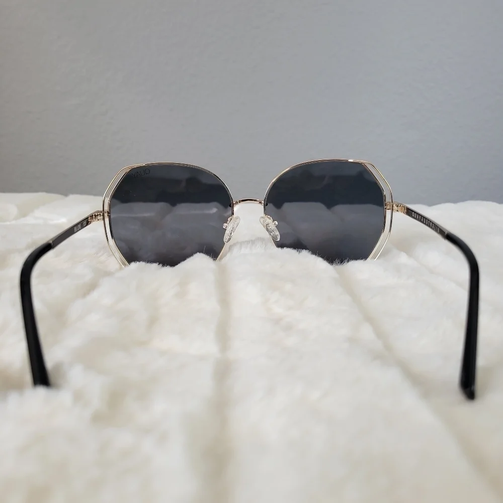 QUAY // ltd ed oversized retro-glam smoke lens gold frames